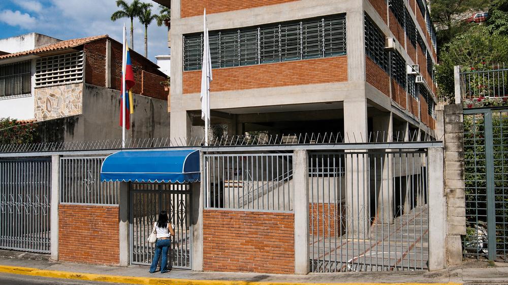 Familias y estudiantes en un acto institucional del Colegio Promesas Patrias