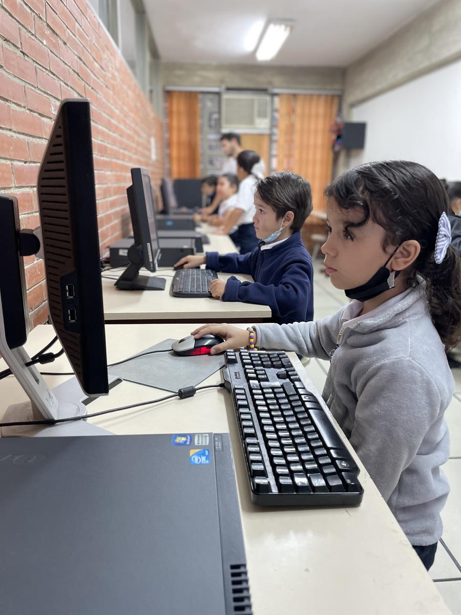 Estudiantes en clase de computación