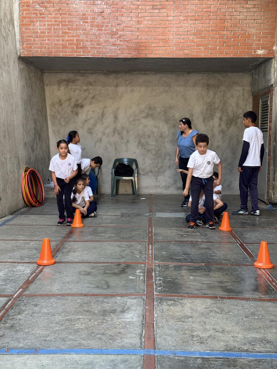 Estudiantes en clase de educación física