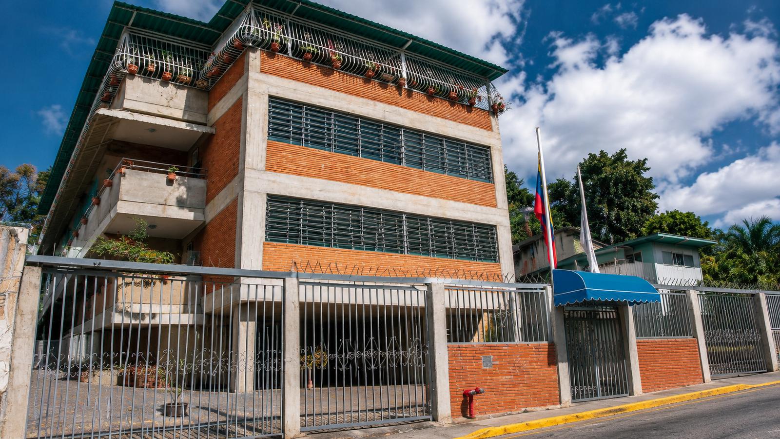 Fachada del Colegio Promesas Patrias durante la formación estudiantil