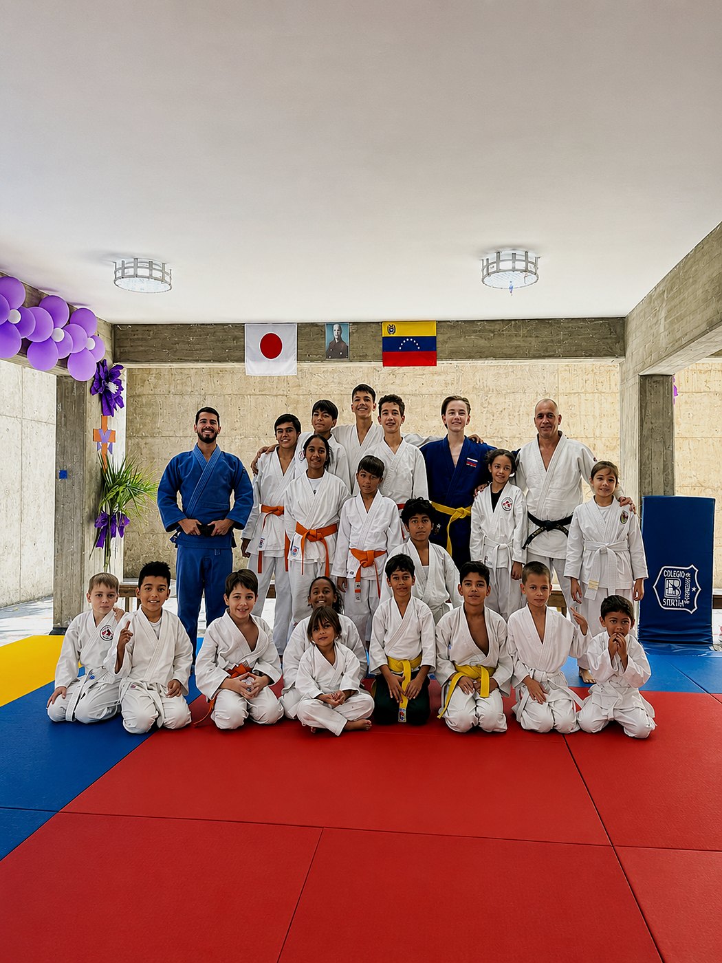 Estudiantes en la práctica de judo